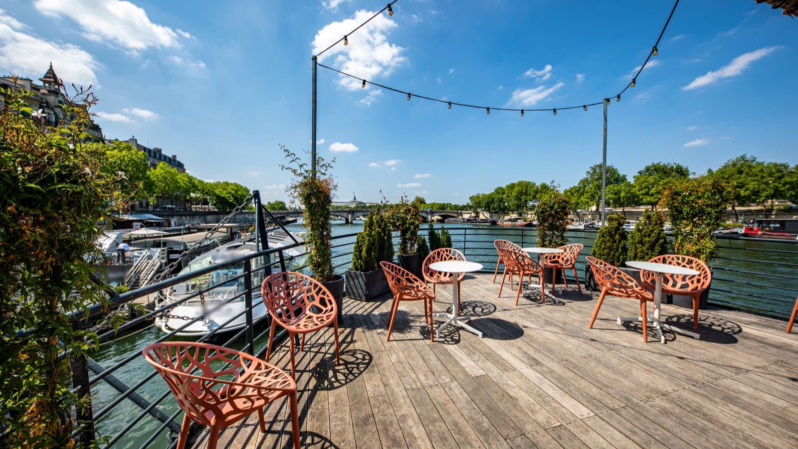 The rooftop and its view over the Seine