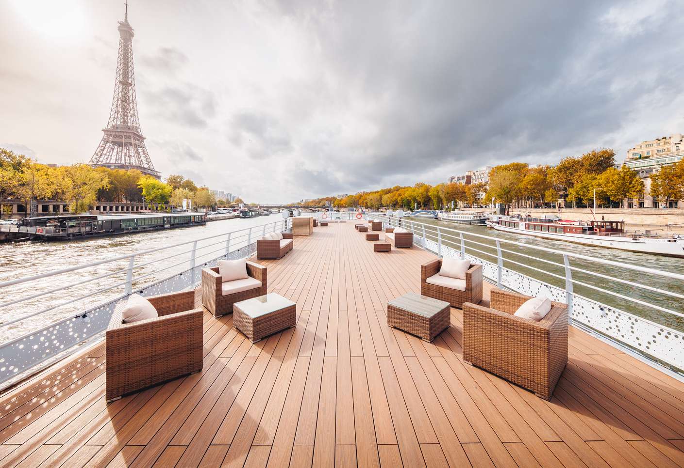 The panoramic terrace facing the Eiffel Tower